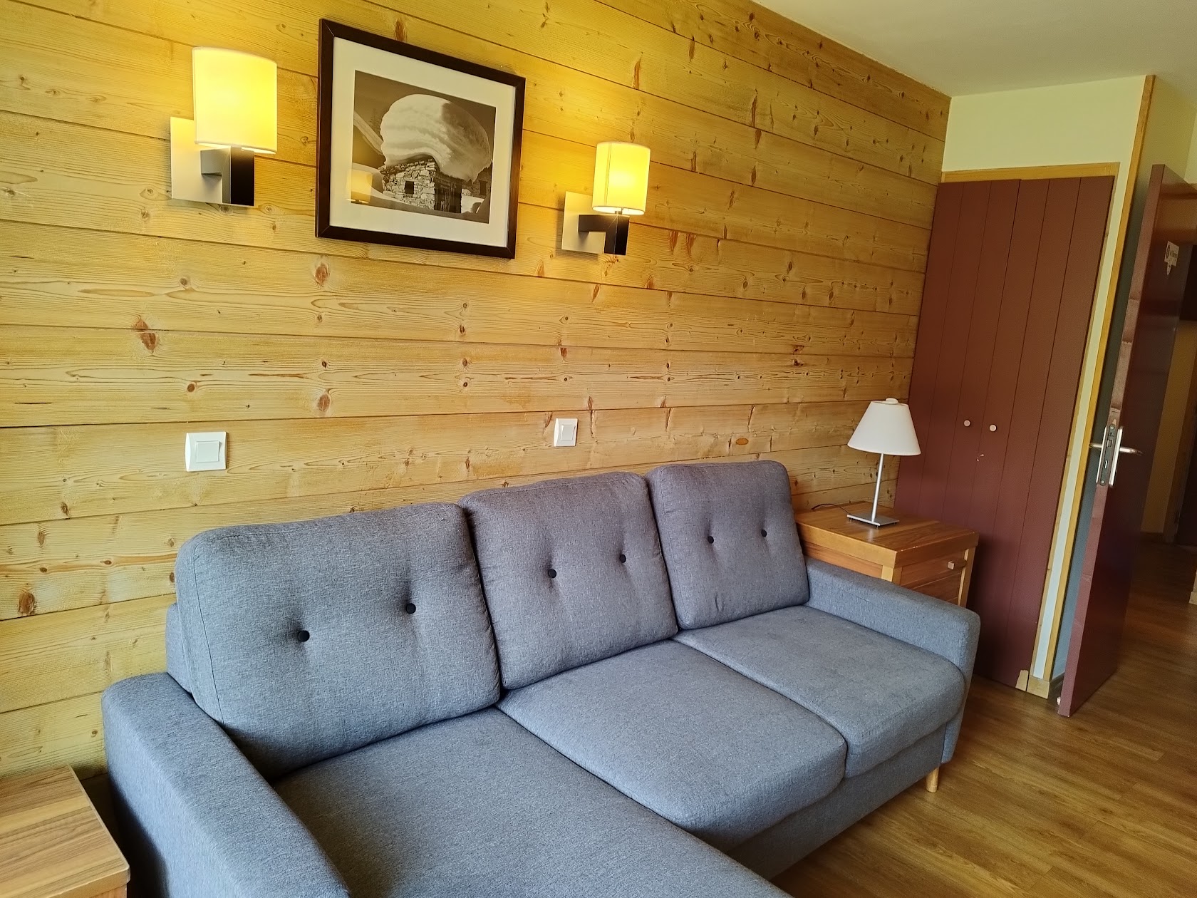 Salon chaleureux de l’appartement après le ski