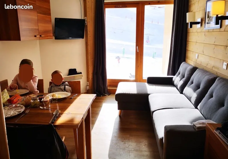 Vue du séjour vers les pistes enneigées