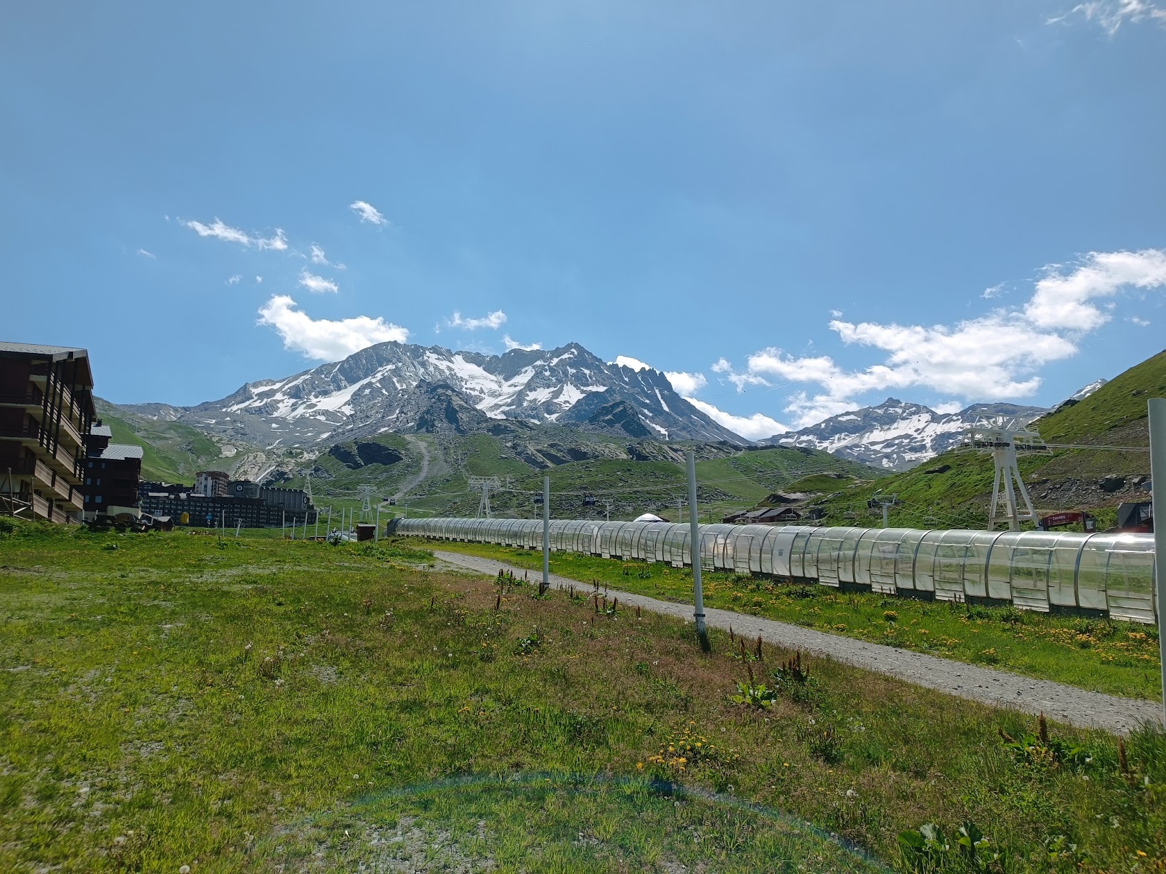 Montagnes vertes de Val Thorens en été
