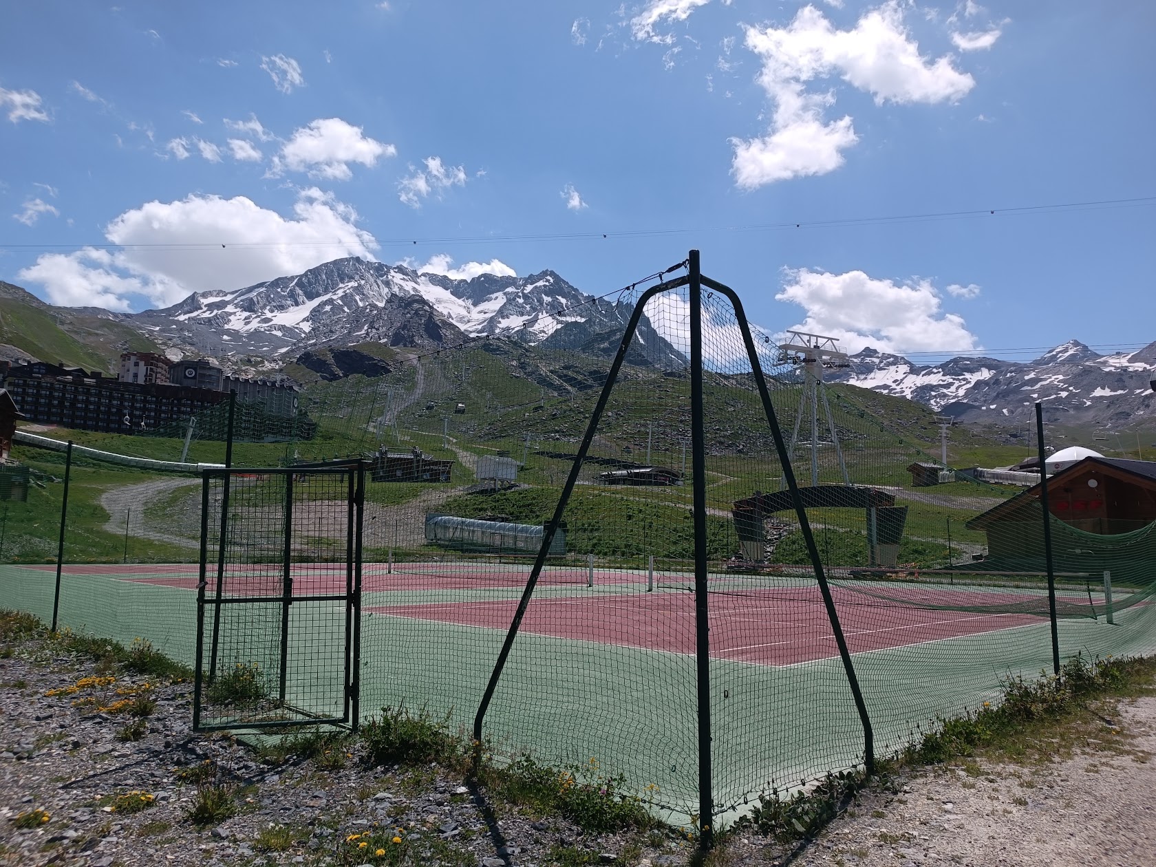 Terrain de sport en altitude