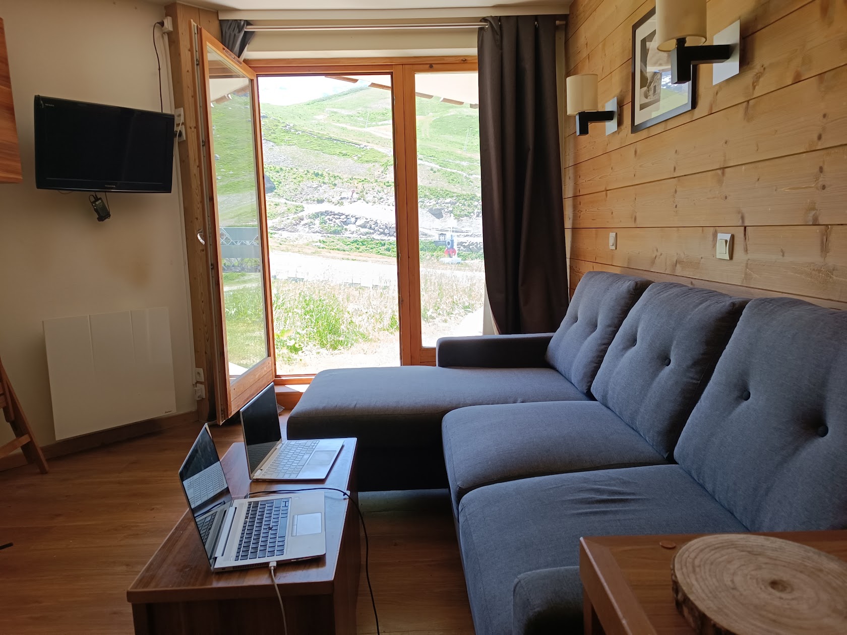 Séjour de l’appartement avec vue sur la montagne en été