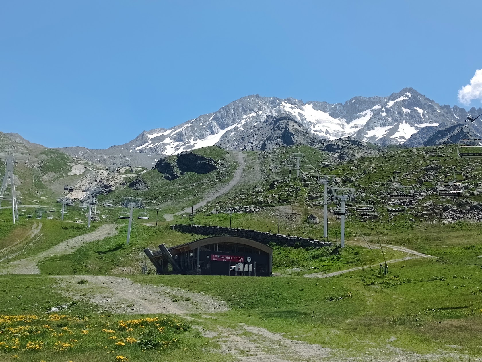 Paysage de montagne verdoyant avec remontées mécaniques