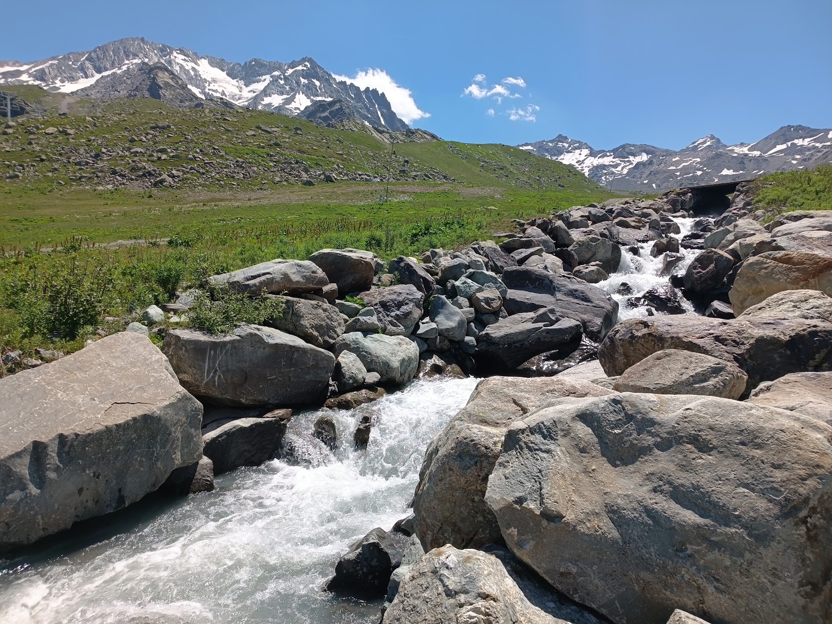 Torrent de montagne en été