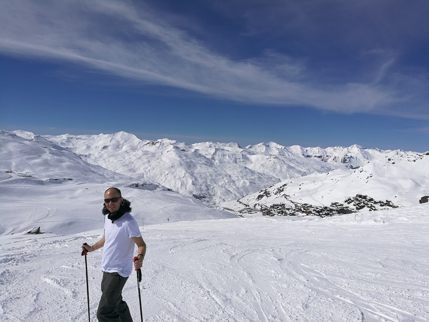 Skieur seul dans un grand paysage enneigé