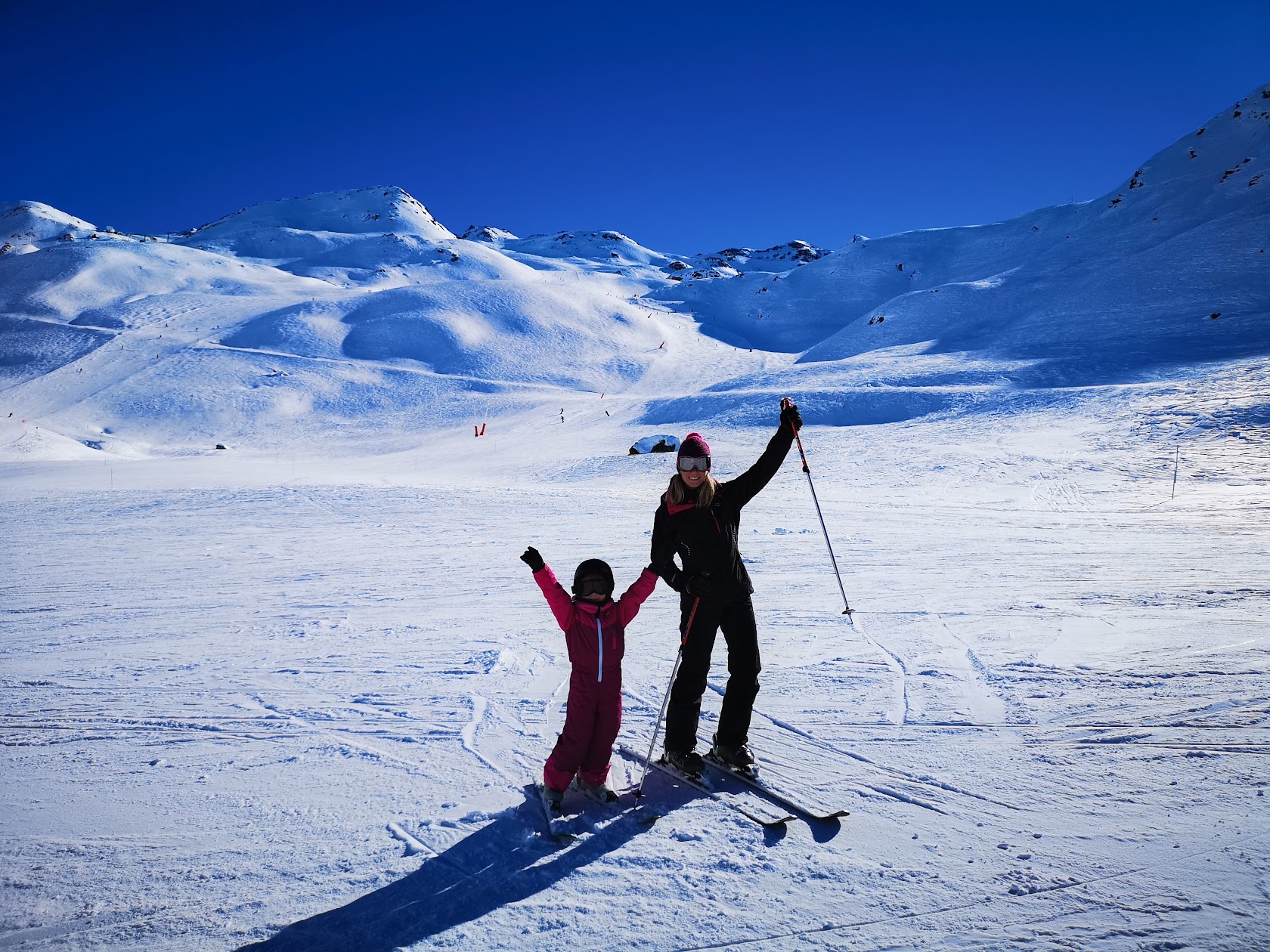 Deux skieurs profitant d’un panorama enneigé