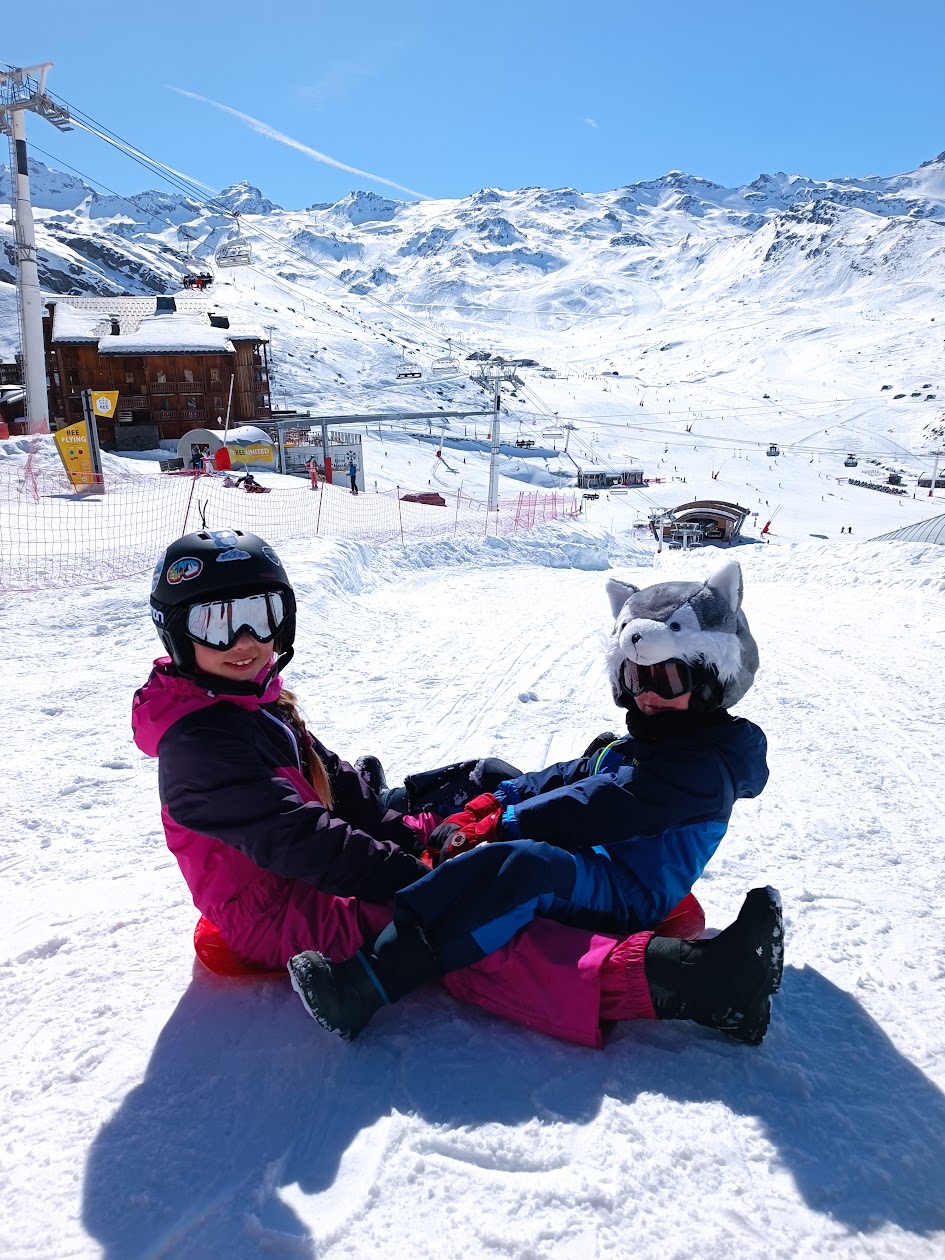 Famille en tenue de ski dans la neige