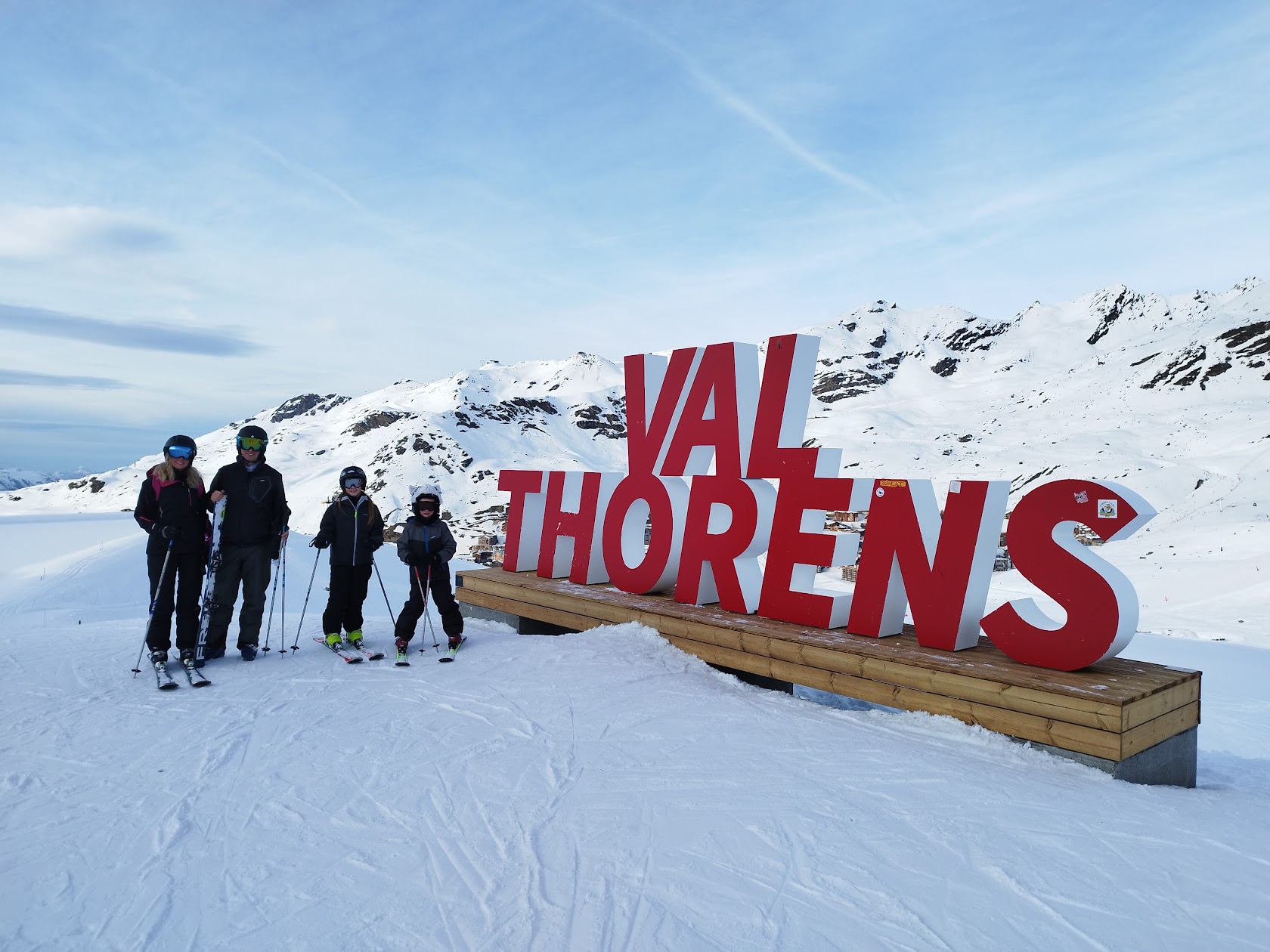 Panneau Val Thorens dans un paysage enneigé