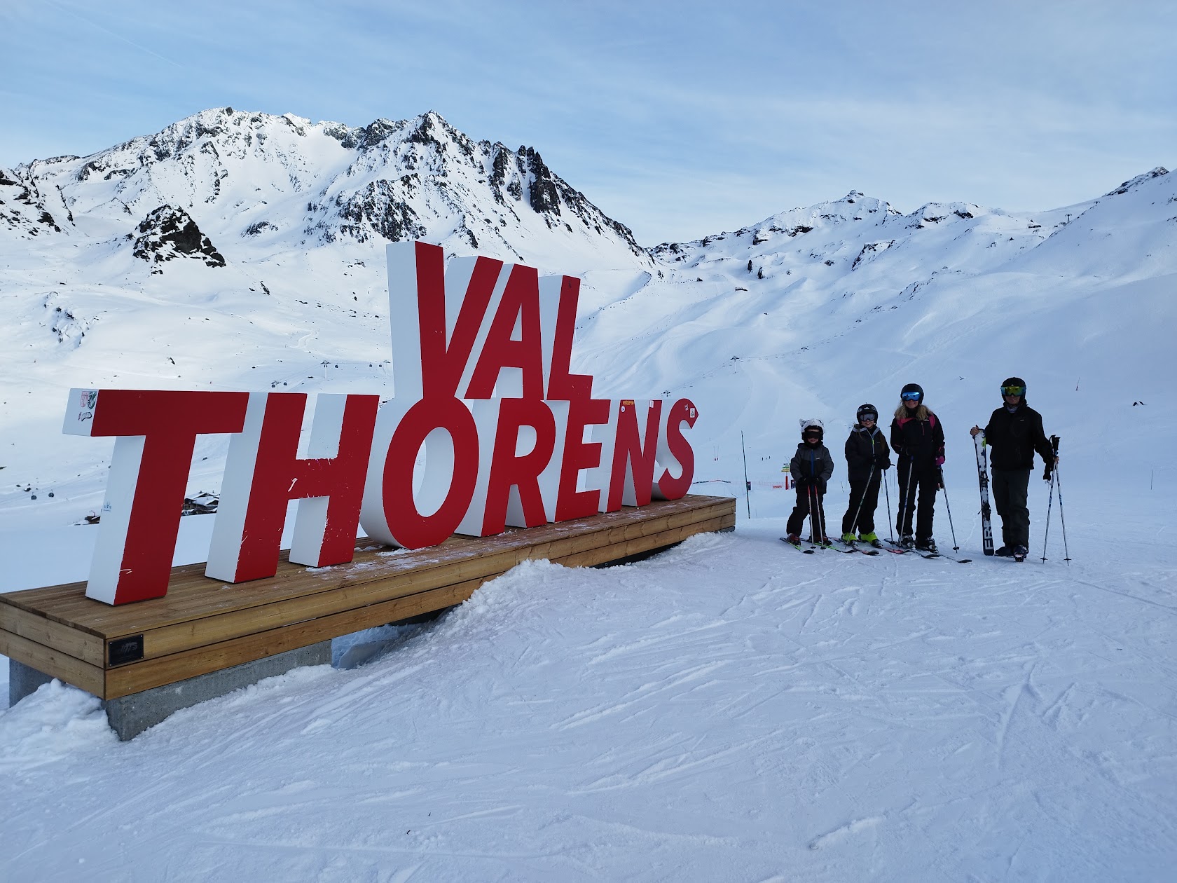 Groupe devant le panneau Val Thorens dans la neige