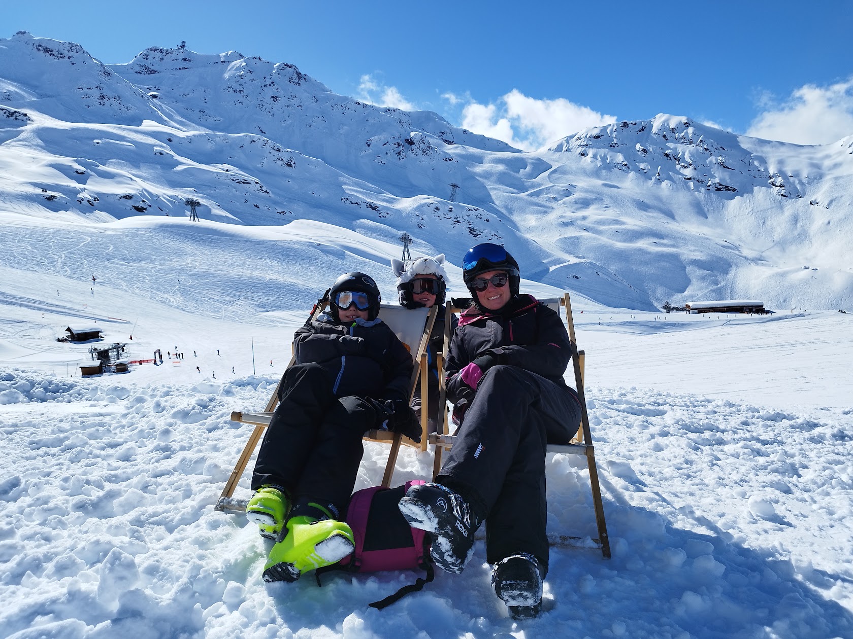 Skieurs assis sur une piste enneigée