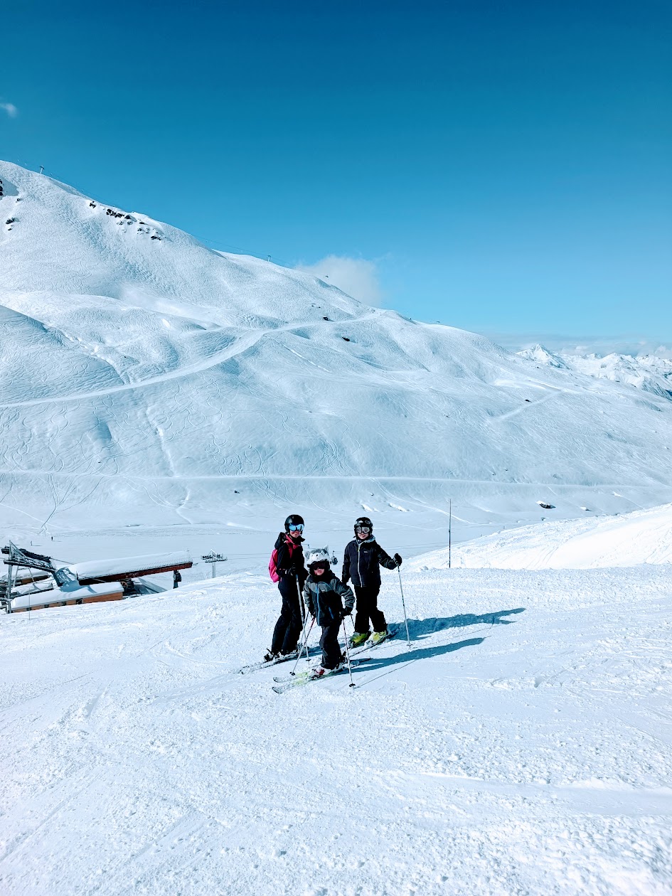 Skieurs sur une piste baignée de lumière