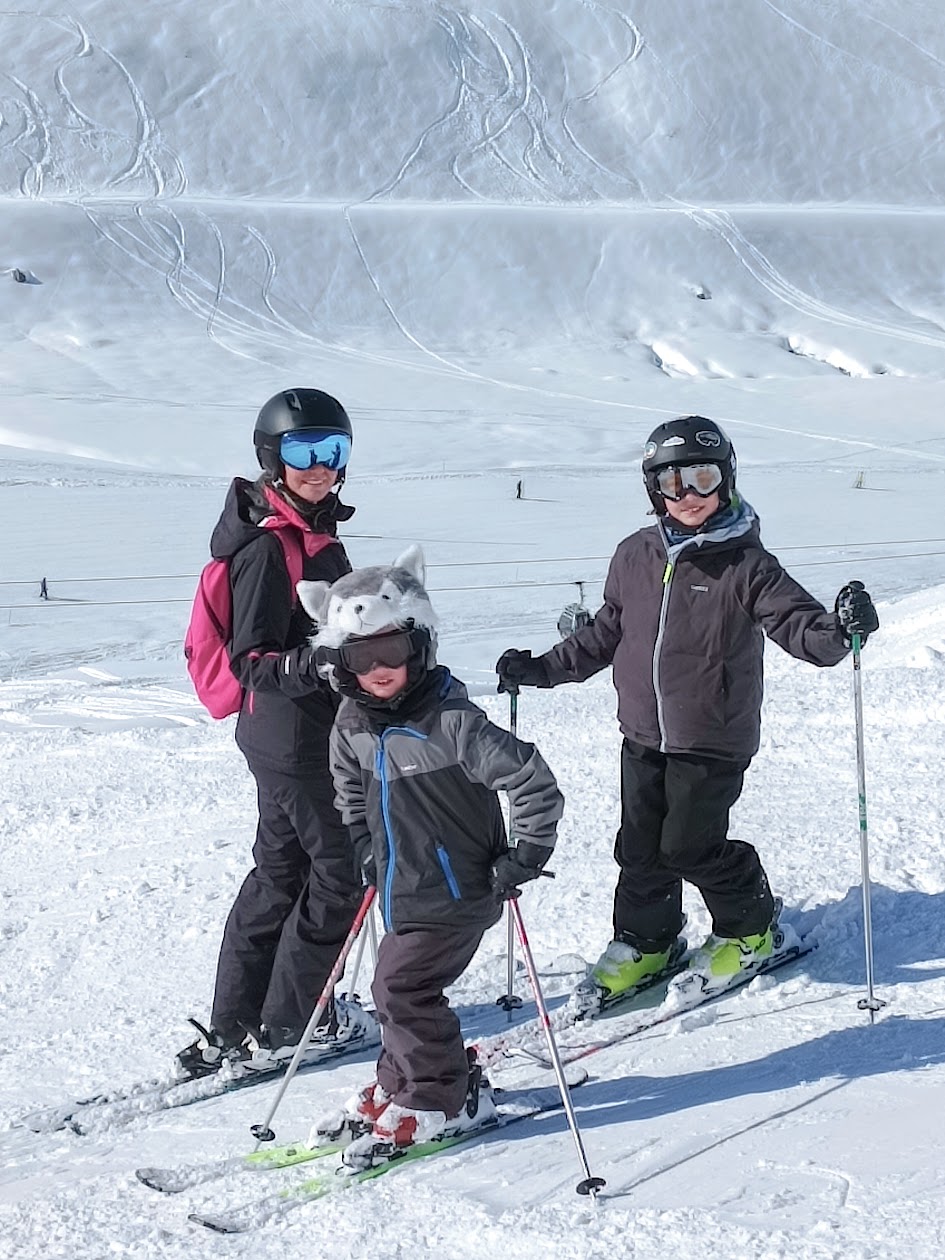 Groupe de skieurs sur une piste enneigée