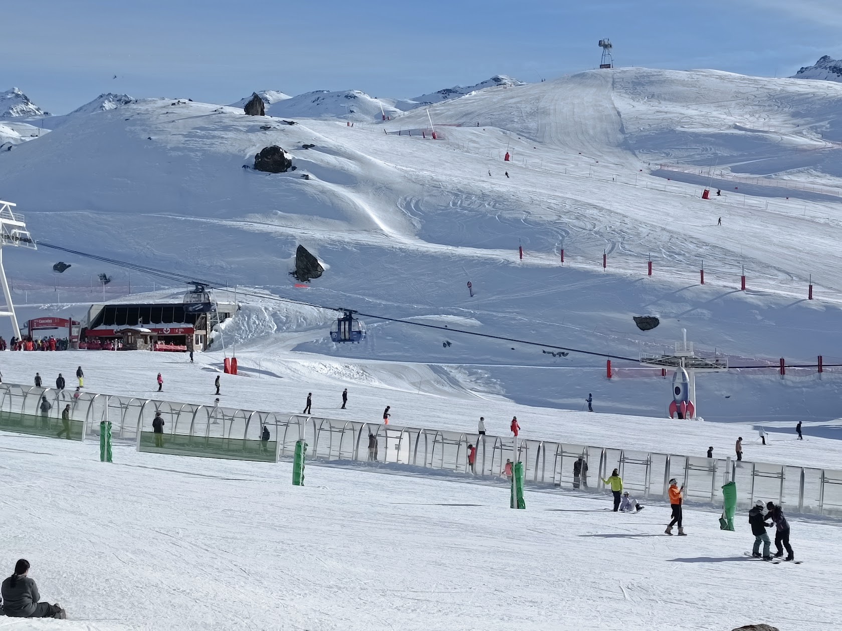 Pistes enneigées et skieurs à Val Thorens