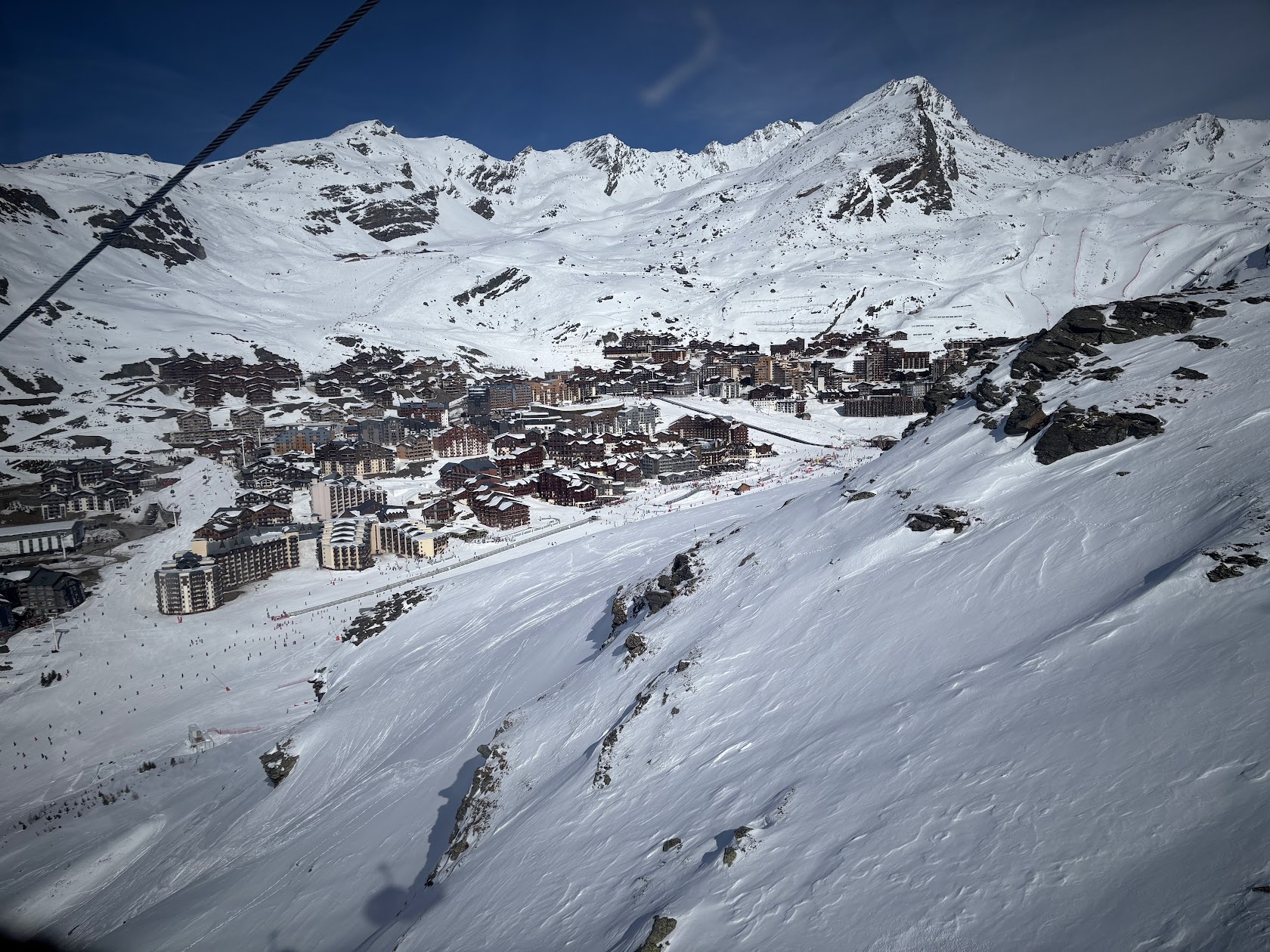 Vue aérienne de Val Thorens enneigée