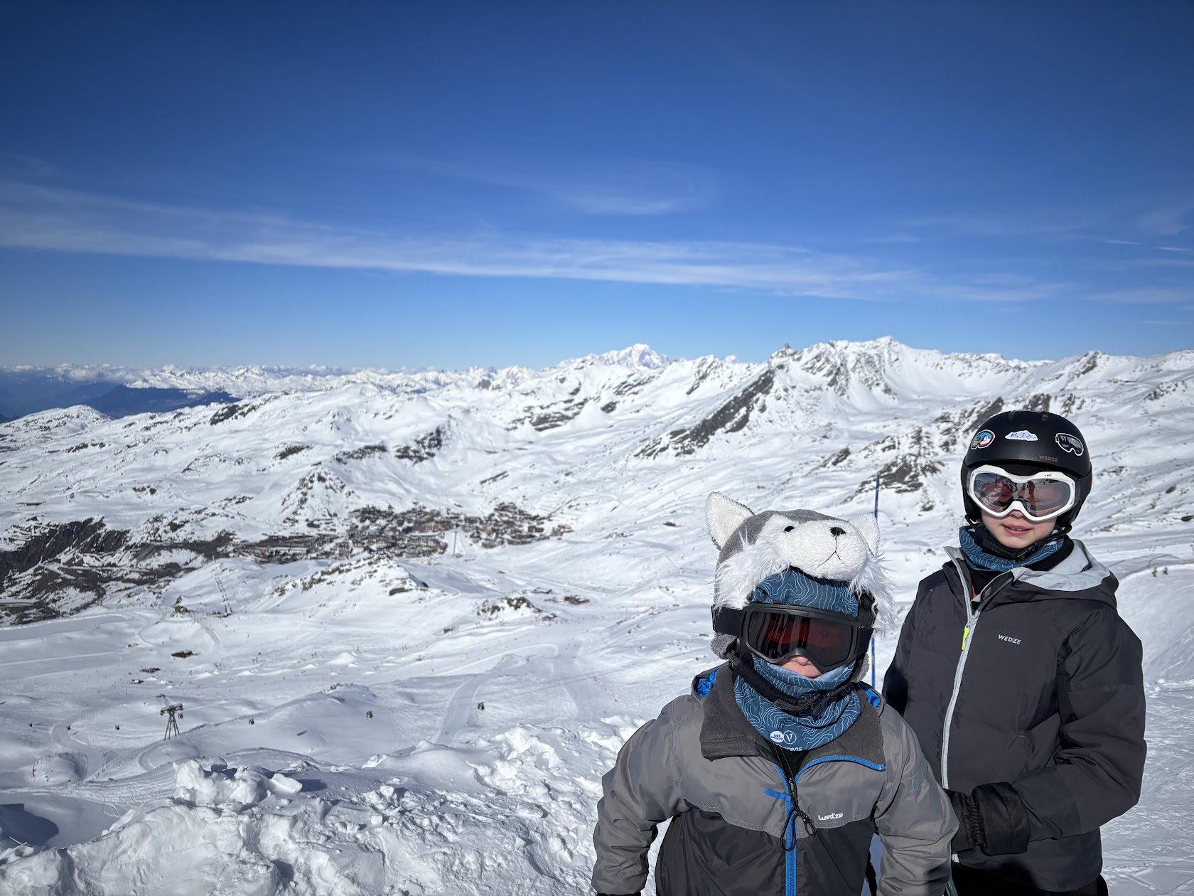 Skieurs avec panorama sur les montagnes enneigées