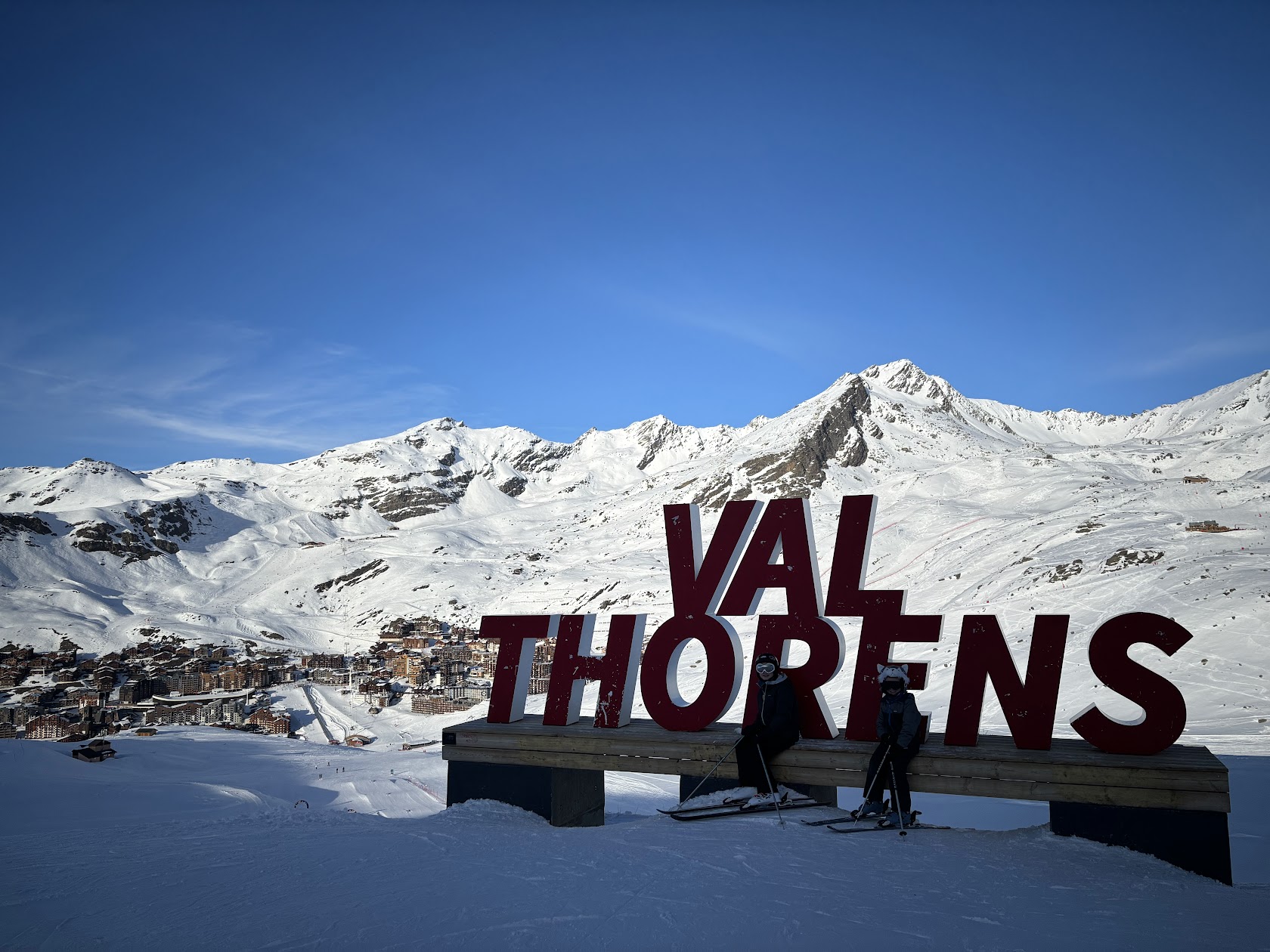 Panneau Val Thorens sur fond de montagne
