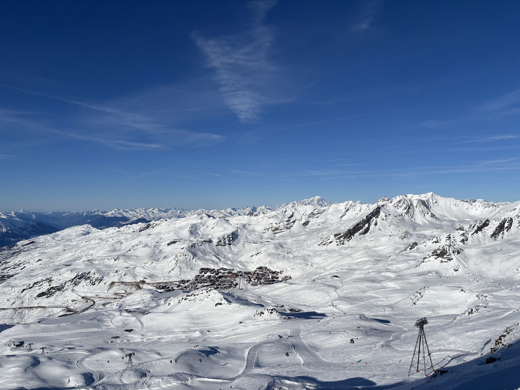 Panorama dégagé sur les montagnes enneigées