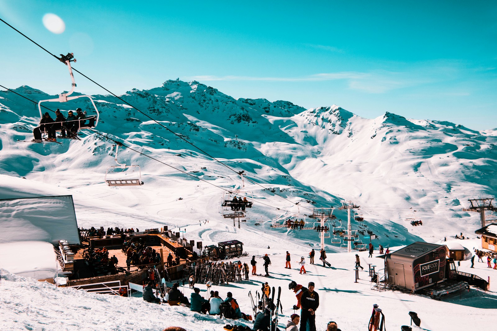 Pistes de Val Thorens sous un ciel bleu