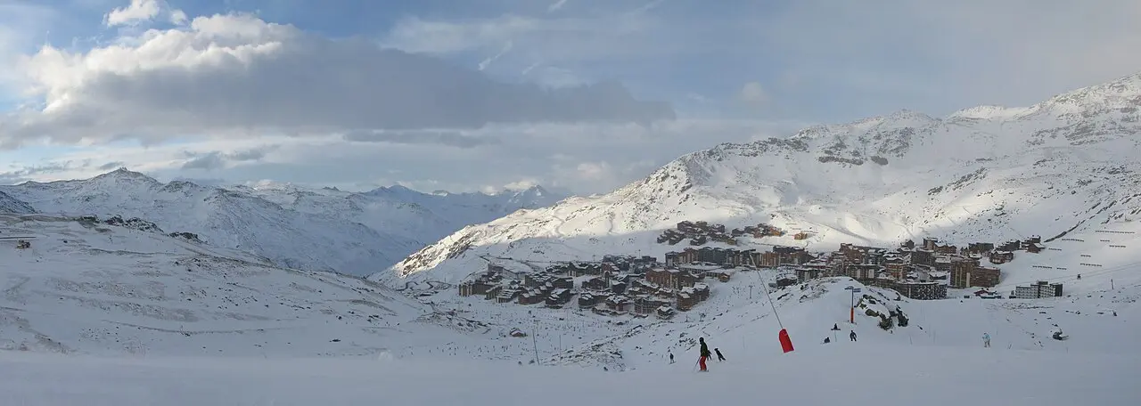 Station de Val Thorens entourée de sommets